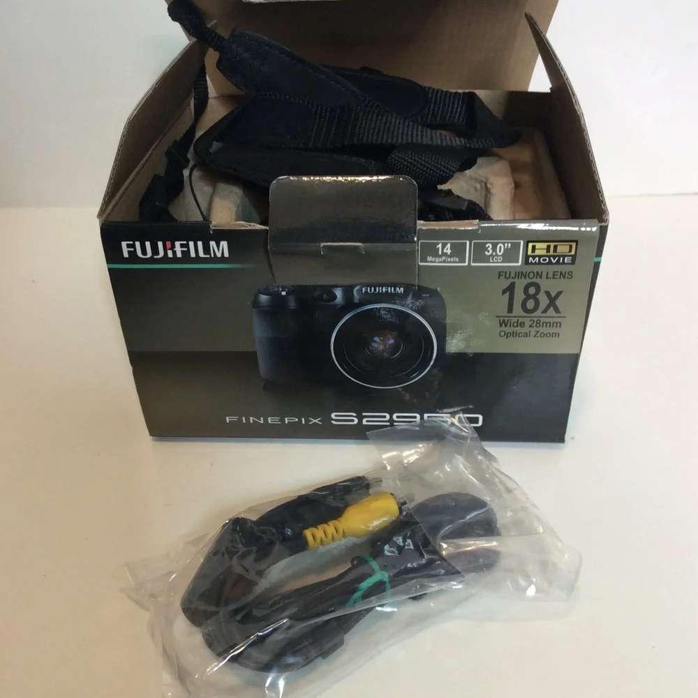 Fuji film FinePix S2950 Digital Camera